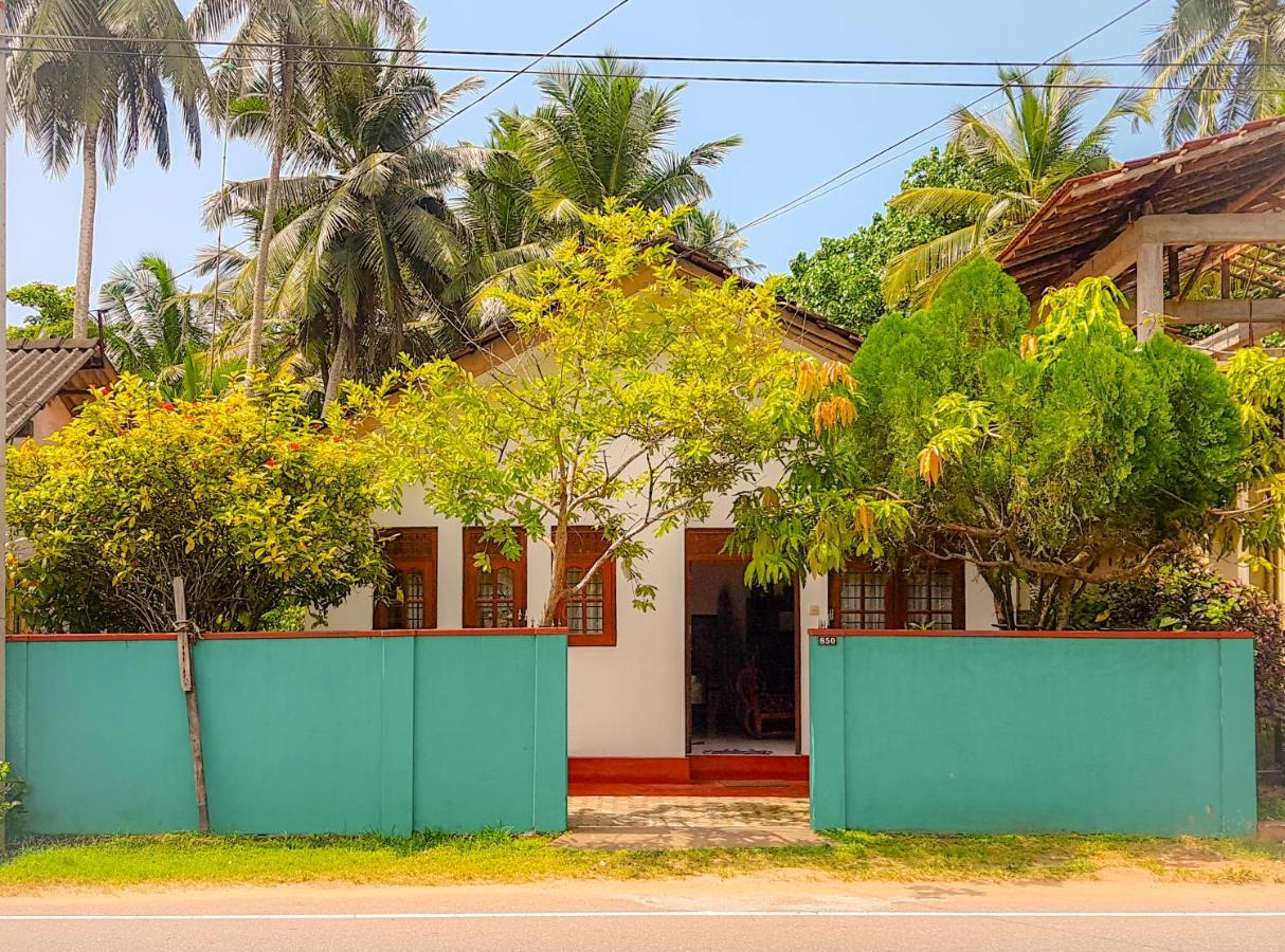 Hikkaduwa Backyard Beach Homestay Galle Extérieur photo
